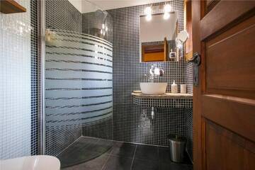 Фото номера Трехместный номер с балконом Отели типа «постель и завтрак» Lavanda Bed and Breakfast г. Ковачевица 17