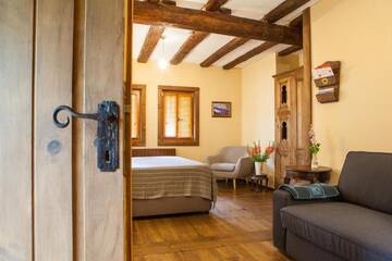 Фото номера Трехместный номер с балконом Отели типа «постель и завтрак» Lavanda Bed and Breakfast г. Ковачевица 12