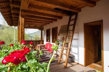Фото номера Трехместный номер с балконом Отели типа «постель и завтрак» Lavanda Bed and Breakfast г. Ковачевица 19